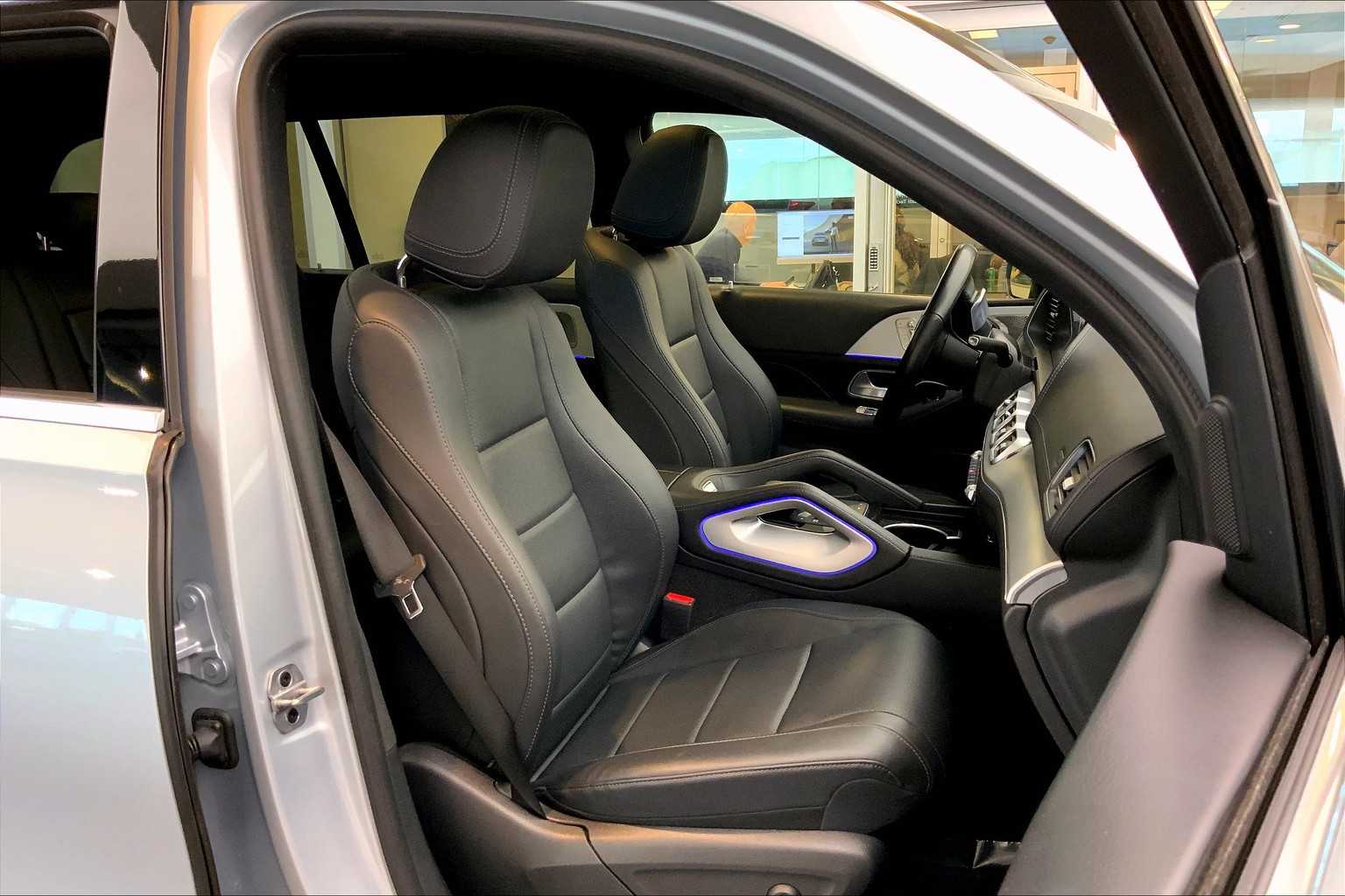 Vehicle image 10 of 33