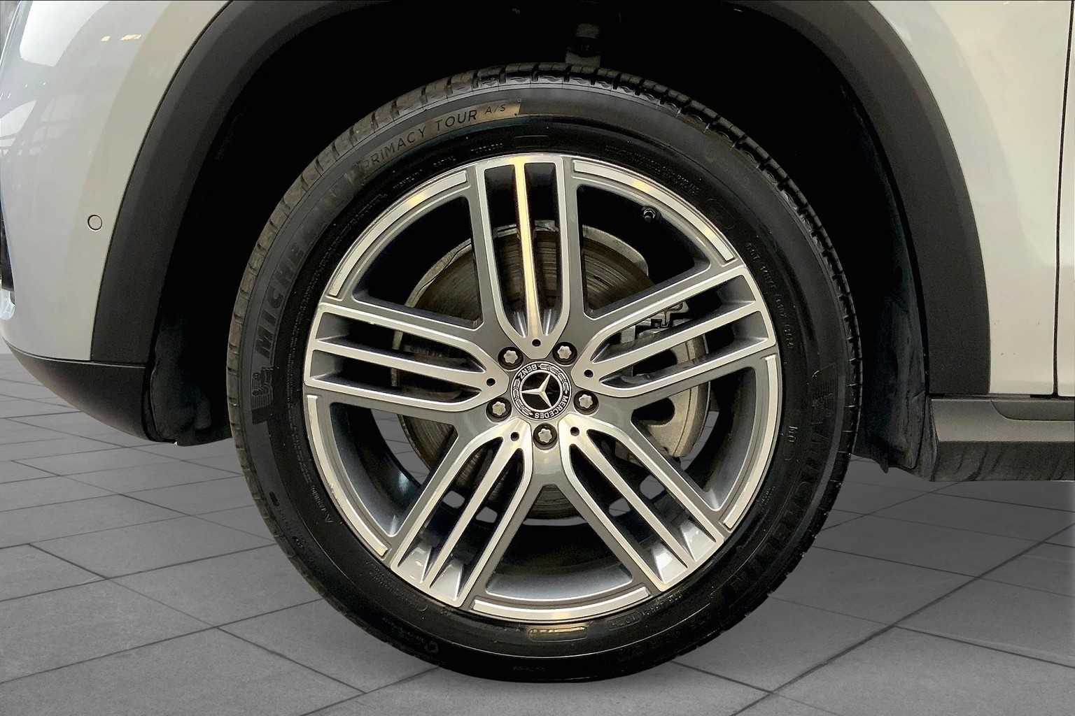 Vehicle image 11 of 33