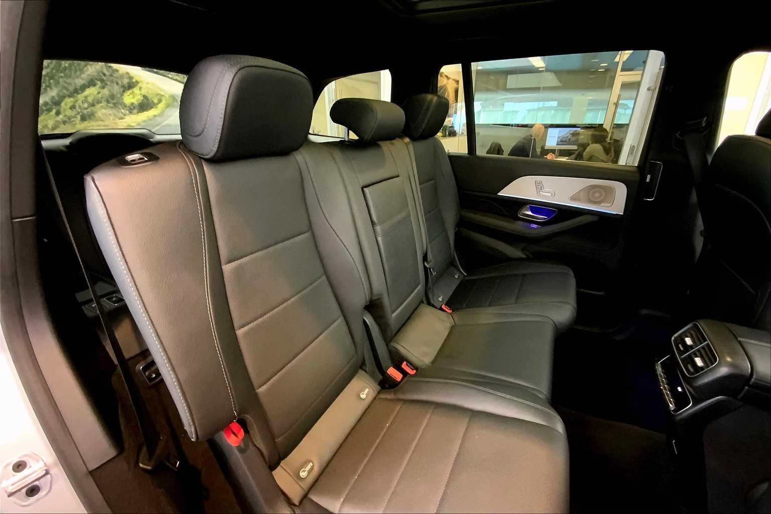 Vehicle image 18 of 33