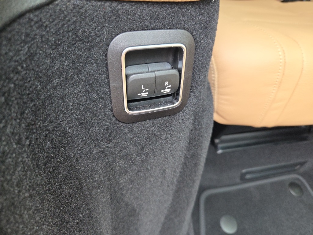 Vehicle image 36 of 45