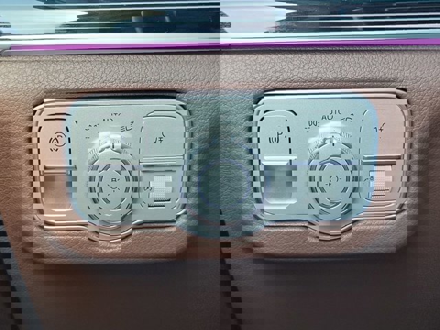 Vehicle image 25 of 33