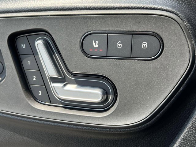 Vehicle image 33 of 34