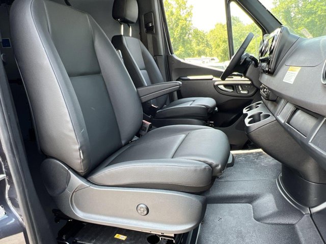Vehicle image 24 of 34