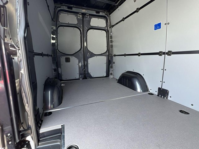 Vehicle image 21 of 34