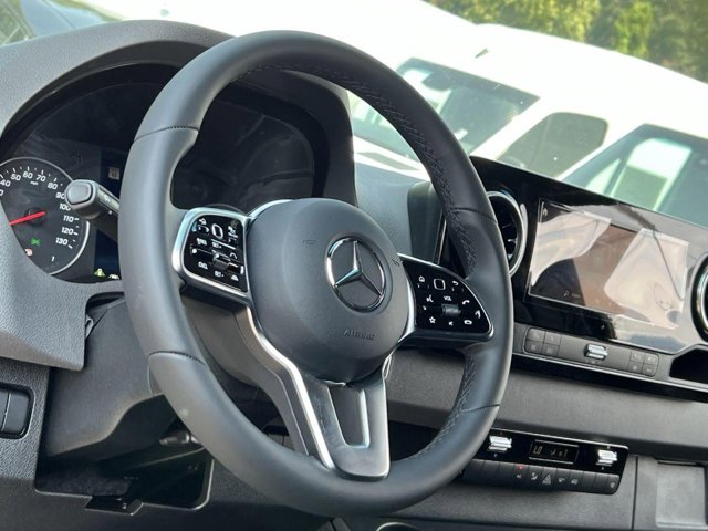 Vehicle image 11 of 34