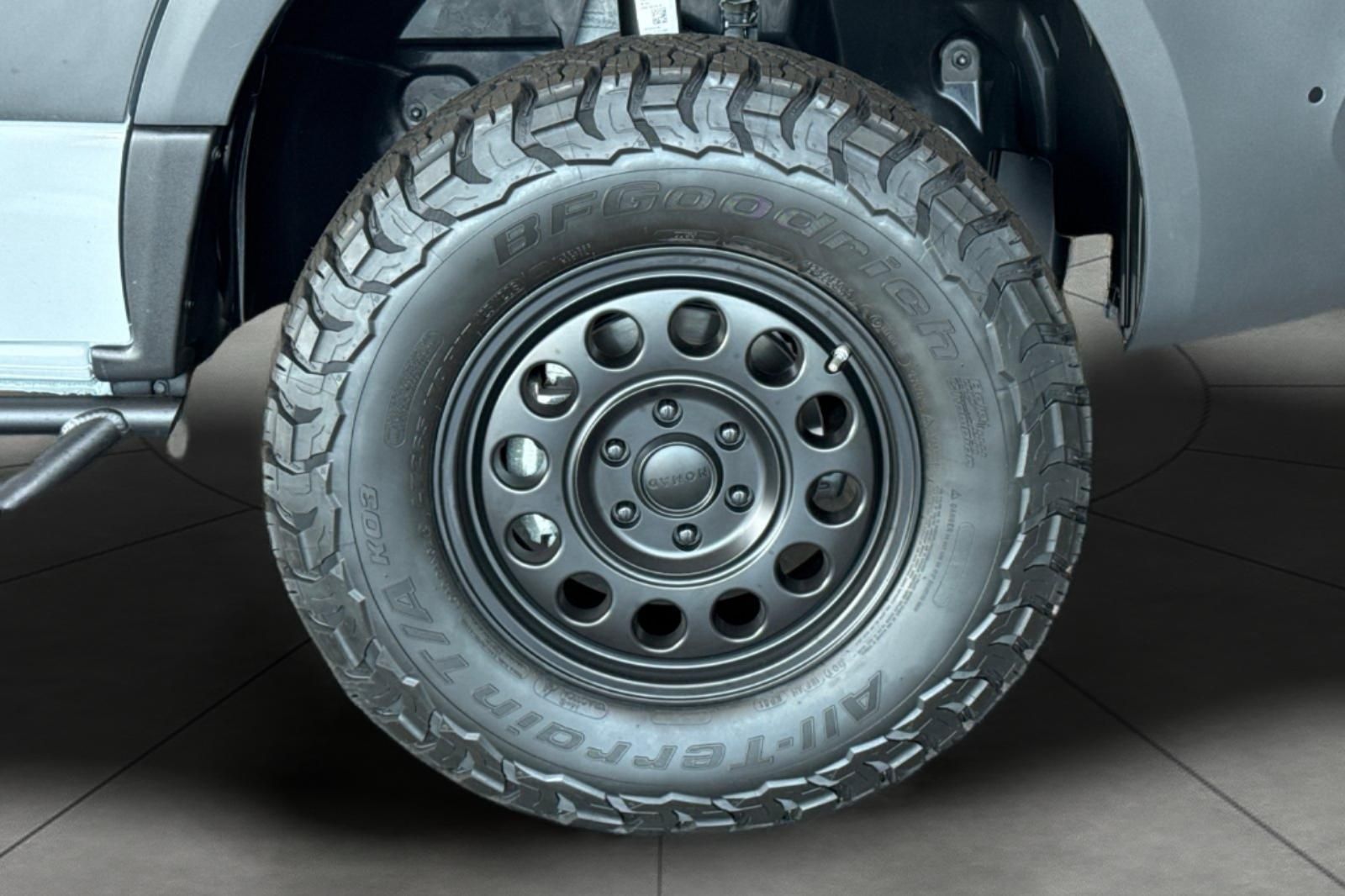 Vehicle image 33 of 42