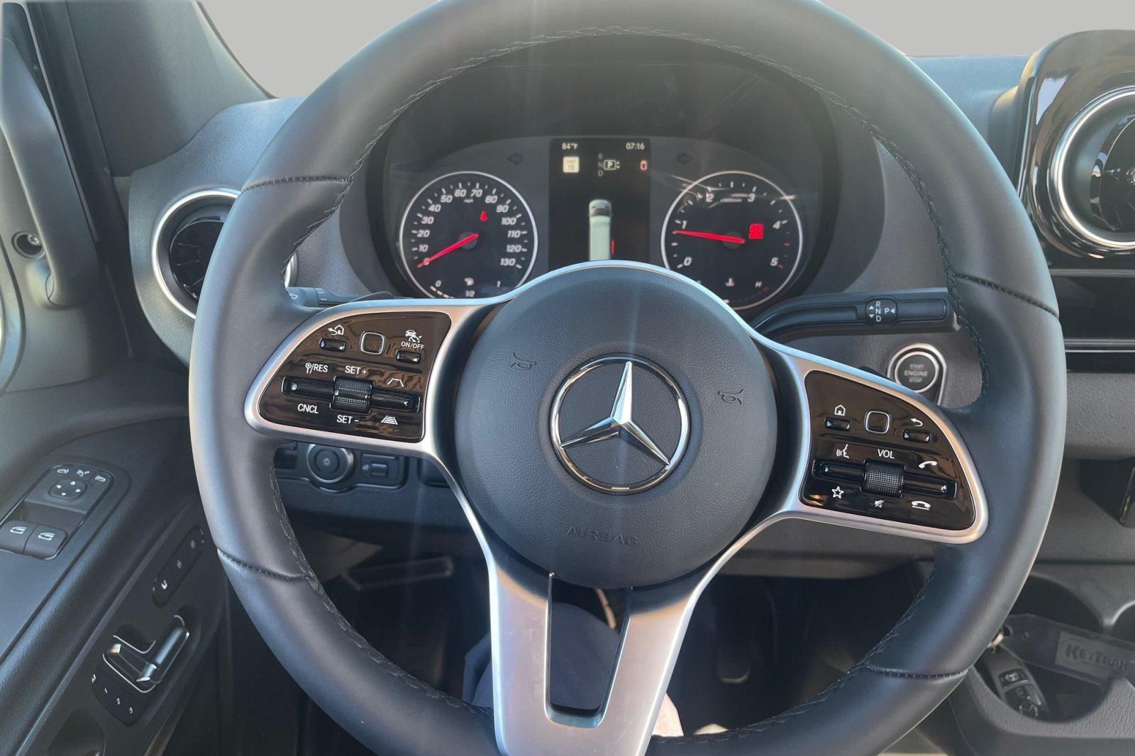 Vehicle image 27 of 42