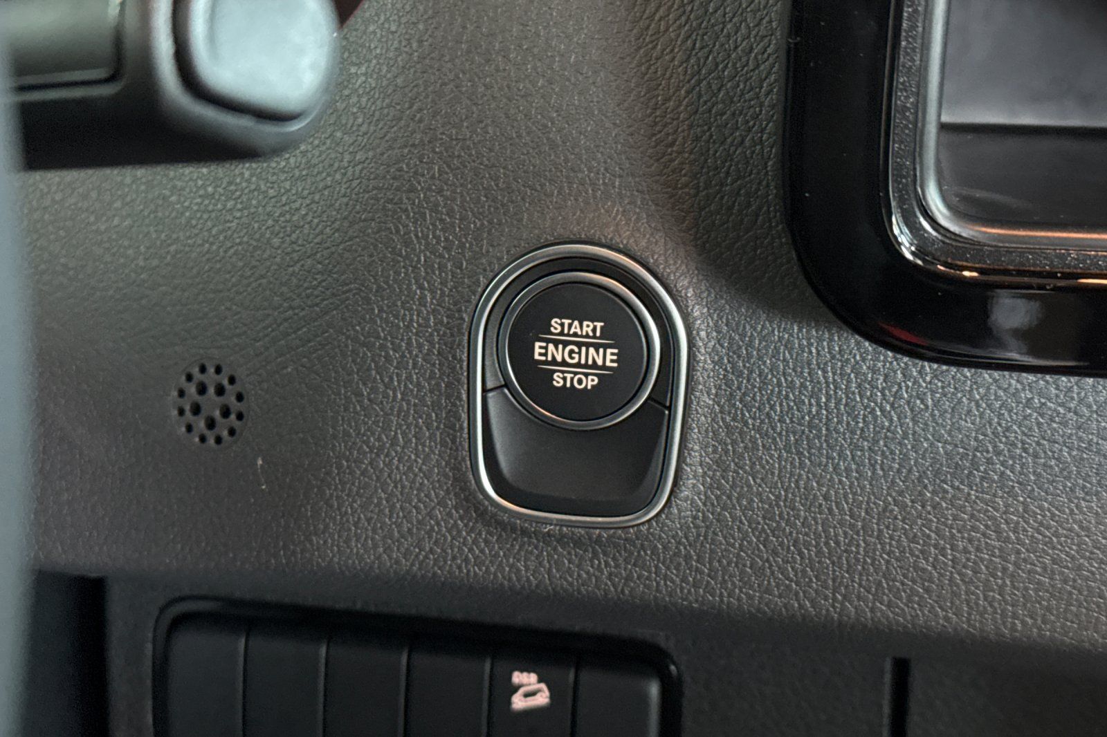 Vehicle image 32 of 42