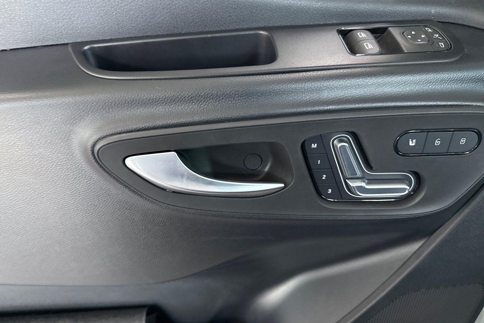 Vehicle image 19 of 42
