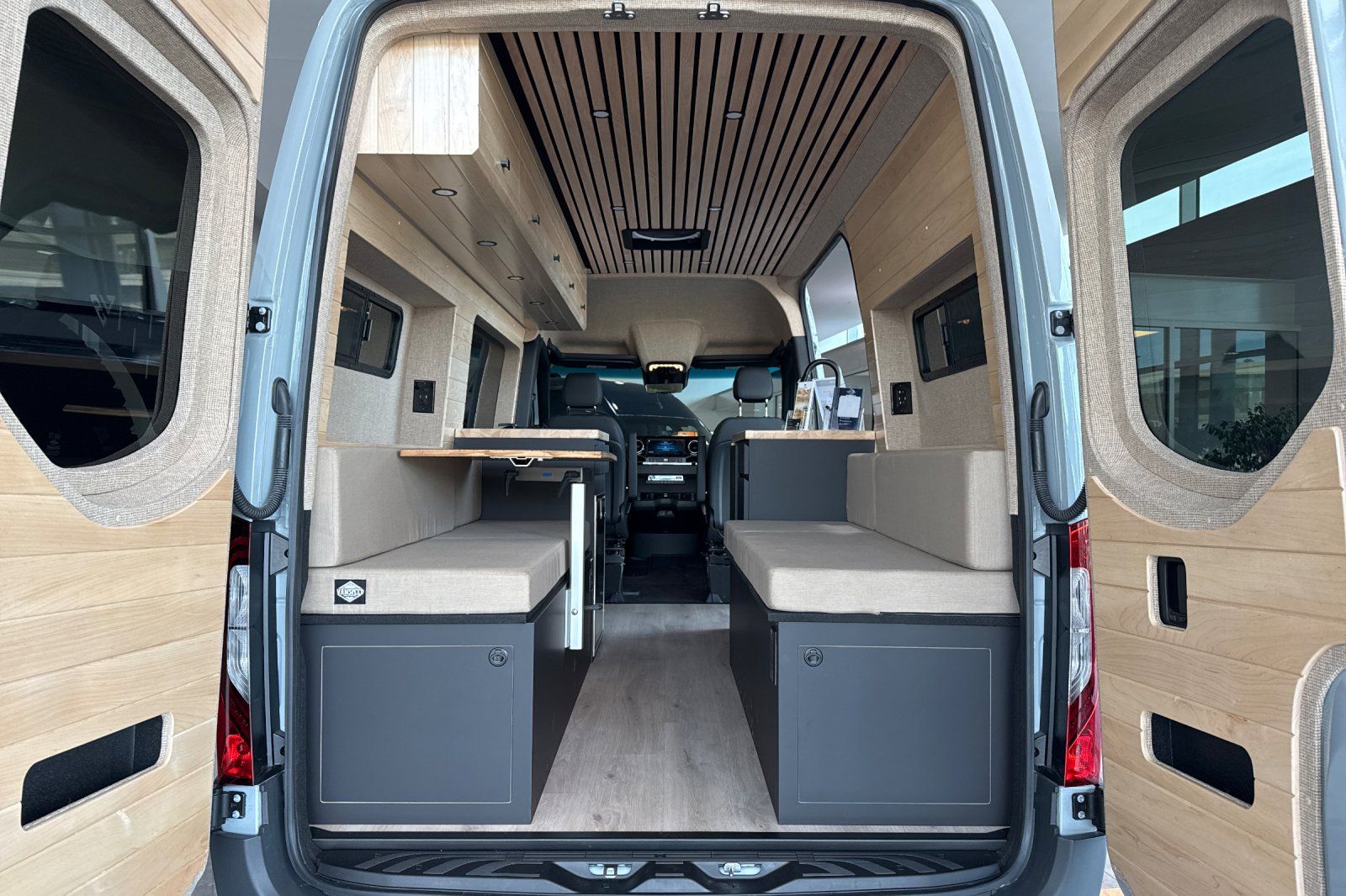 Vehicle image 25 of 42