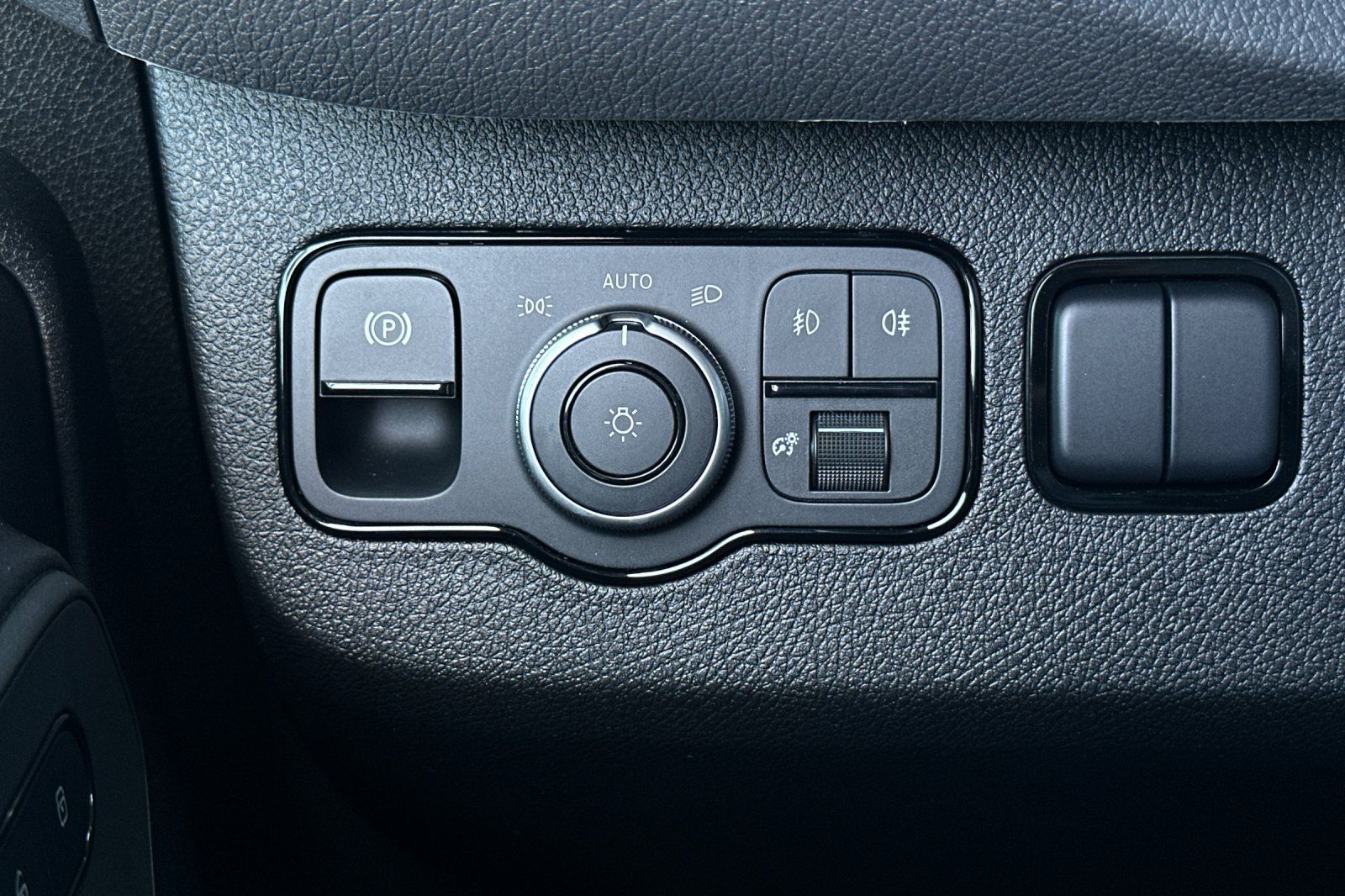Vehicle image 27 of 34