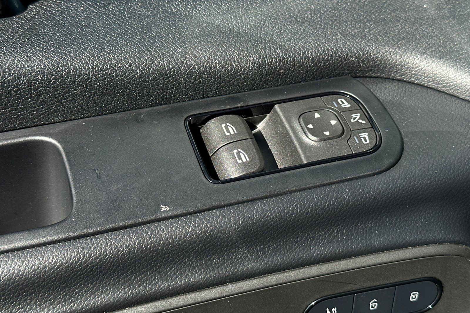Vehicle image 23 of 34