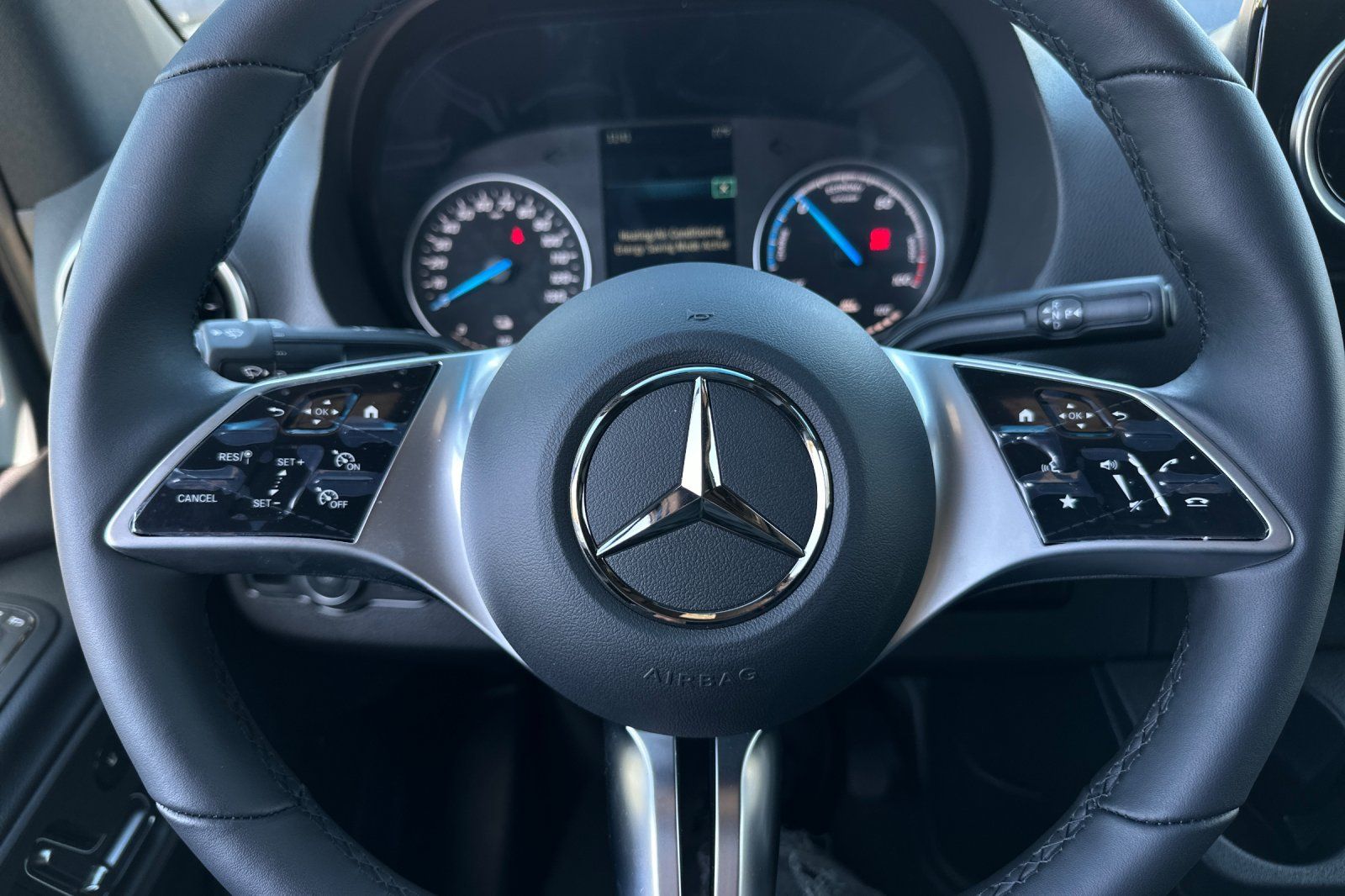 Vehicle image 21 of 34