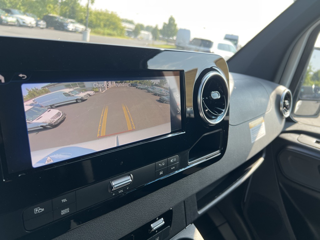 Vehicle image 11 of 15