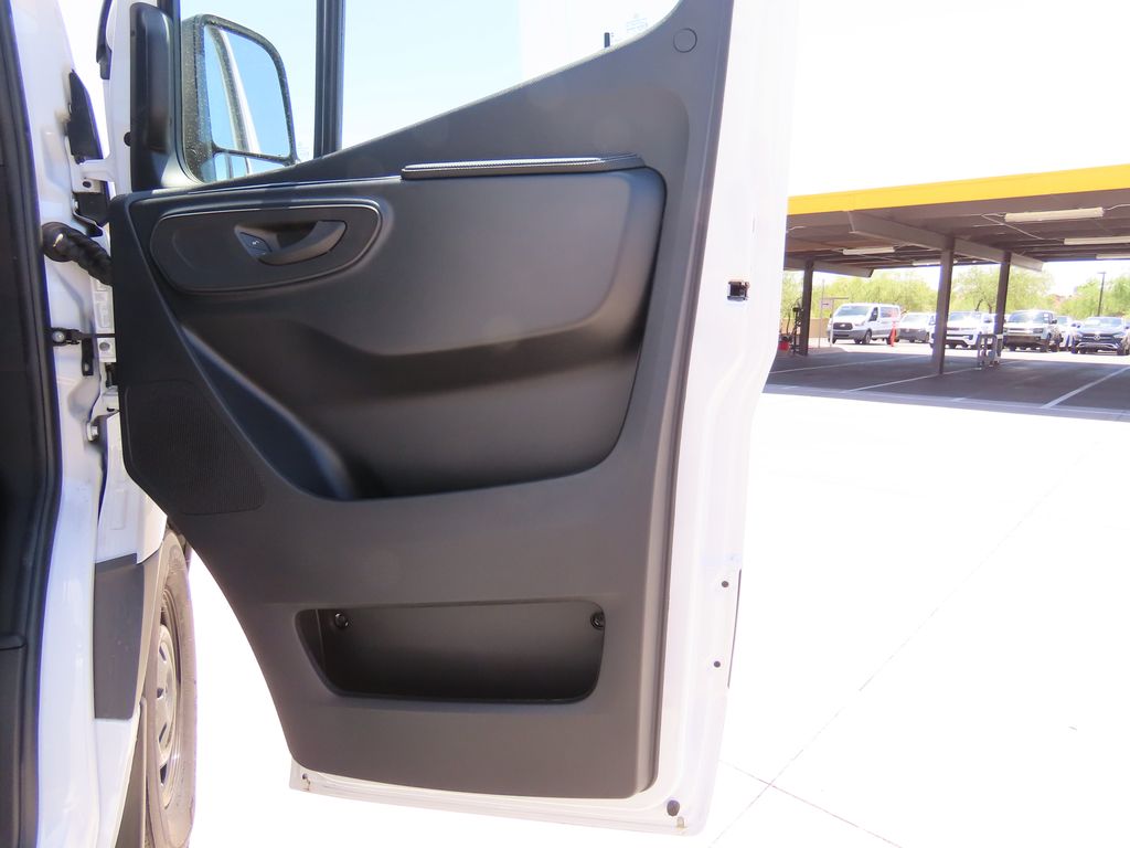 Vehicle image 25 of 36