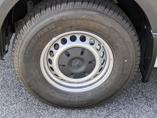 Vehicle image 33 of 35