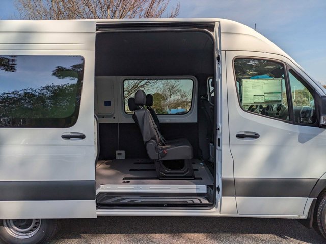 Vehicle image 21 of 35