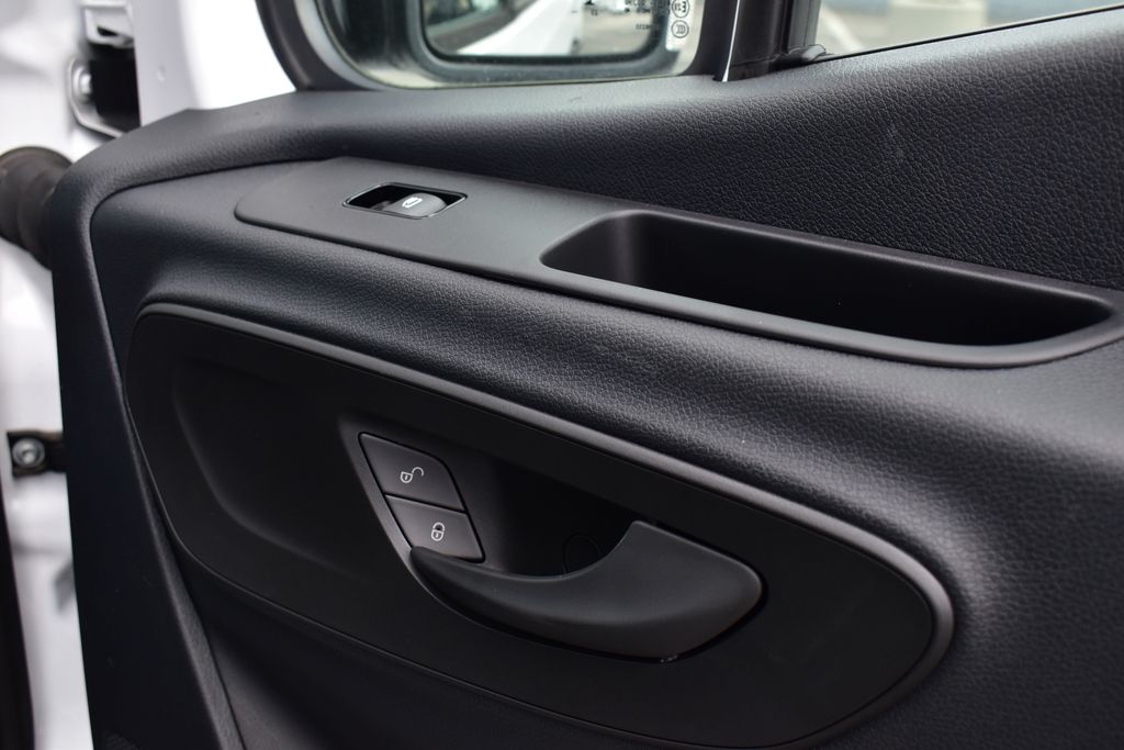 Vehicle image 31 of 33