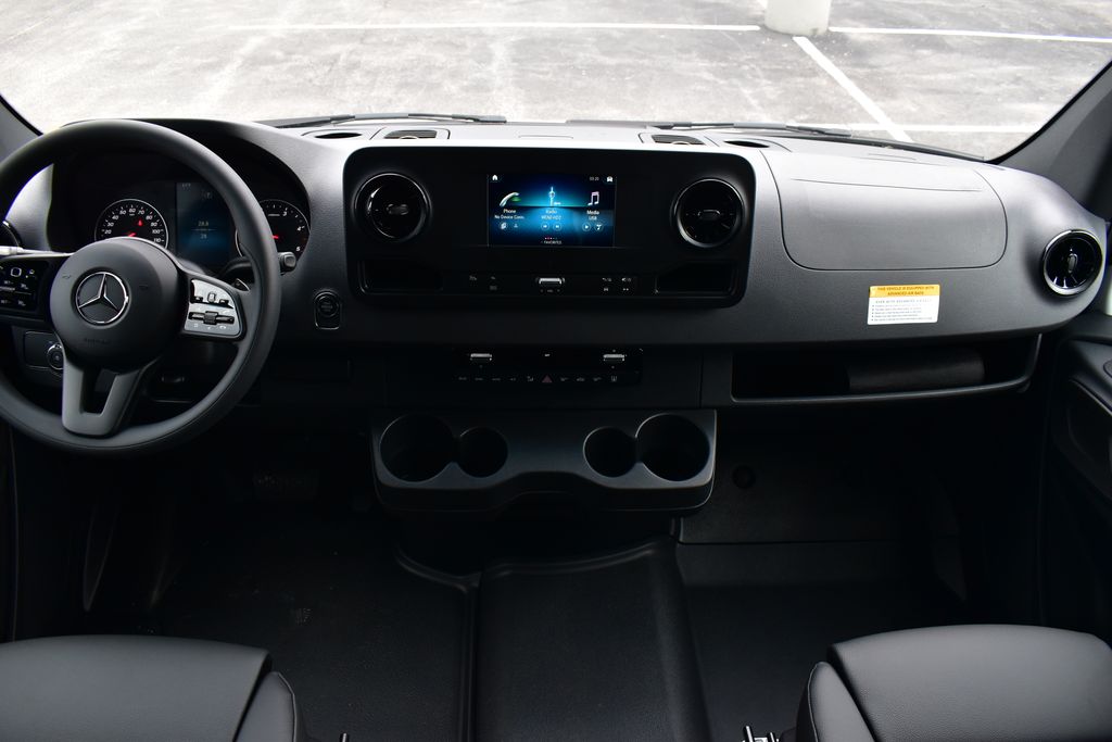 Vehicle image 25 of 33