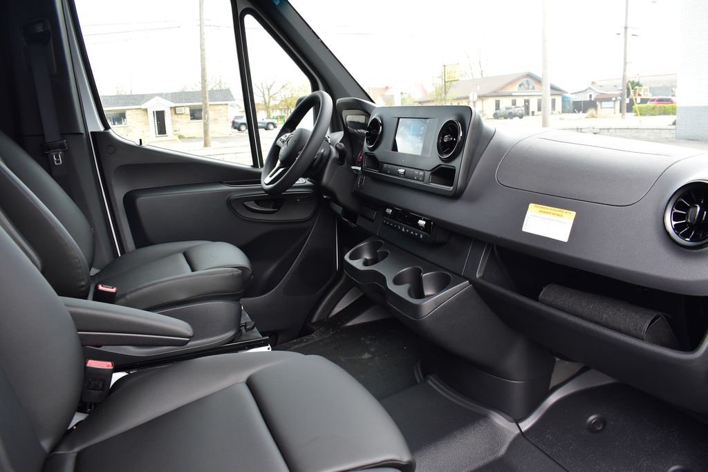 Vehicle image 32 of 33