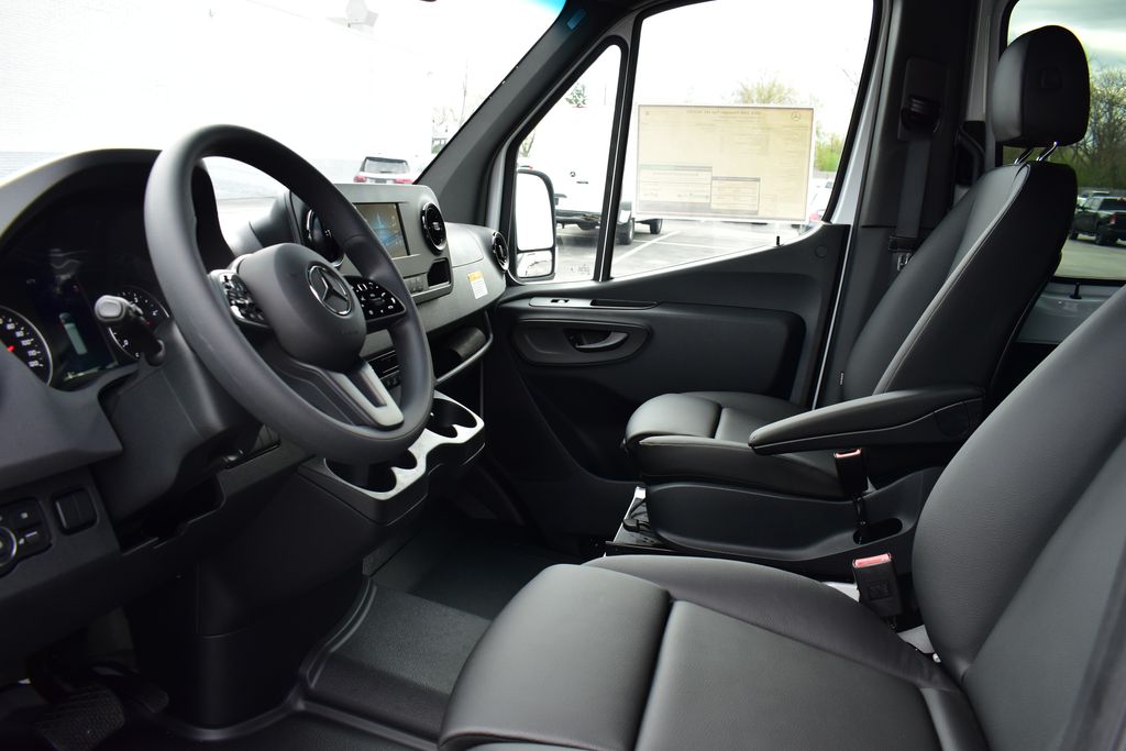 Vehicle image 11 of 33