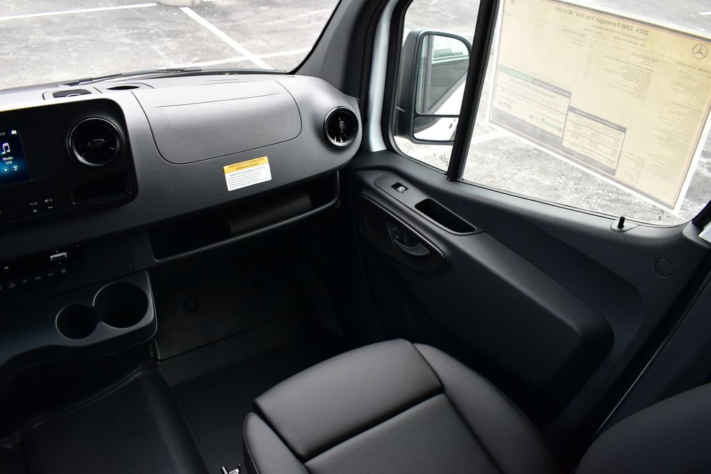 Vehicle image 26 of 33