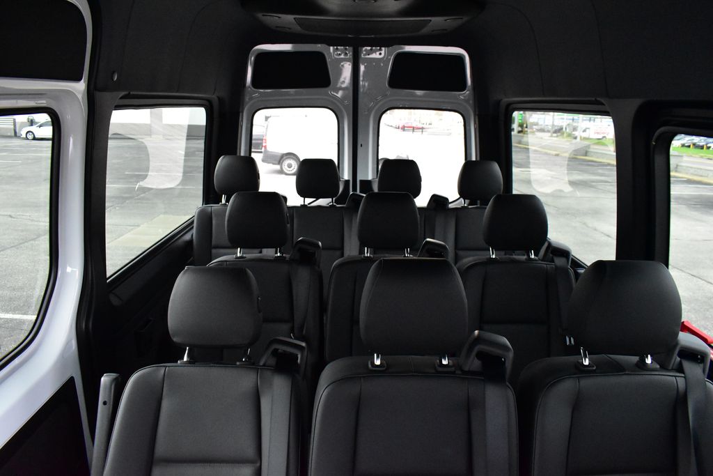 Vehicle image 27 of 33