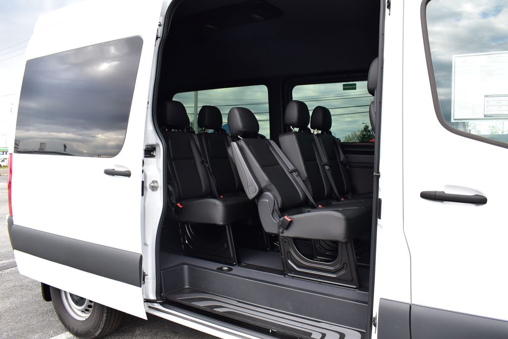 Vehicle image 29 of 33