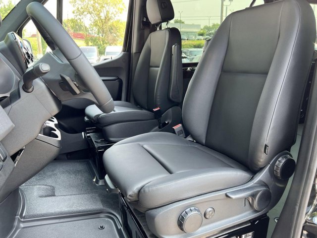 Vehicle image 8 of 33