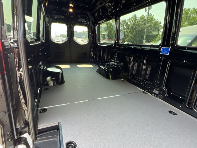 Vehicle image 21 of 33