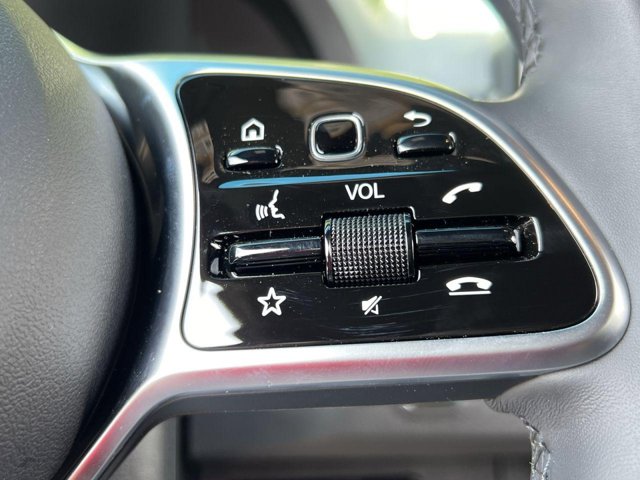 Vehicle image 27 of 33