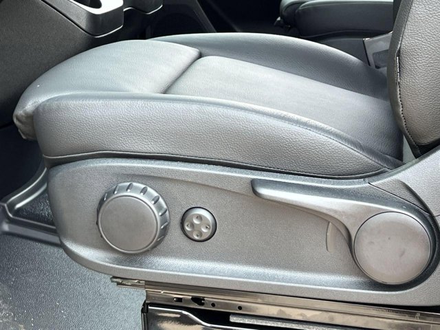 Vehicle image 9 of 33