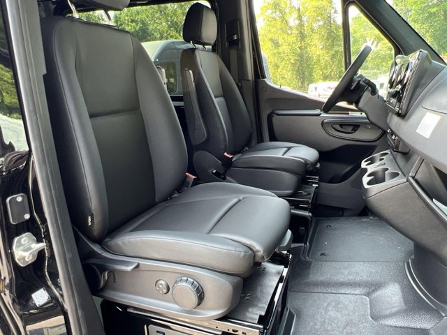 Vehicle image 24 of 33