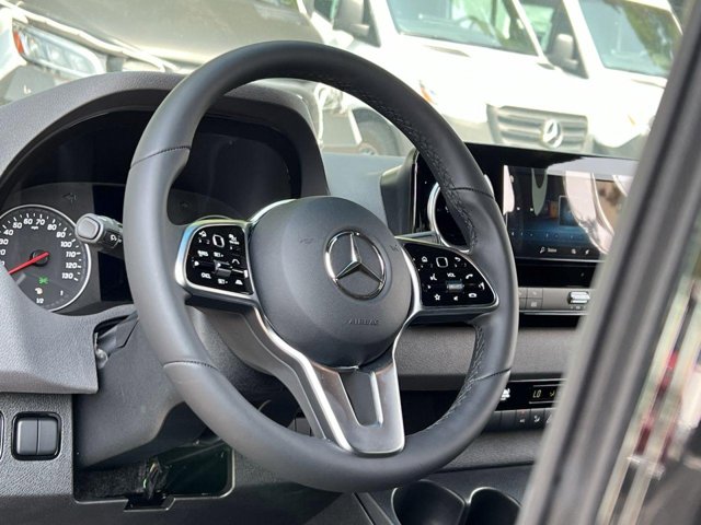 Vehicle image 11 of 33
