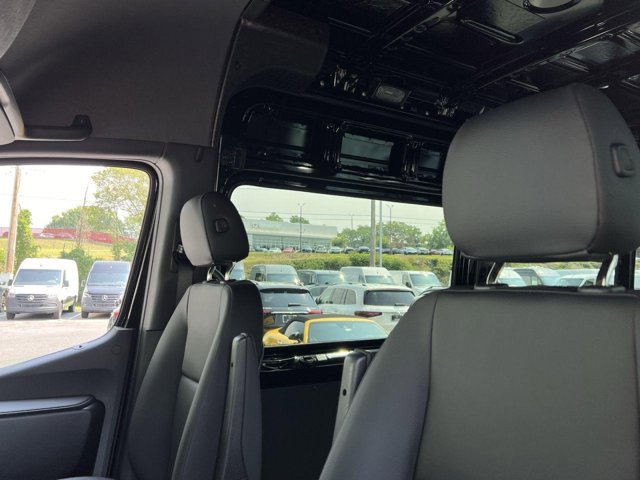 Vehicle image 19 of 33