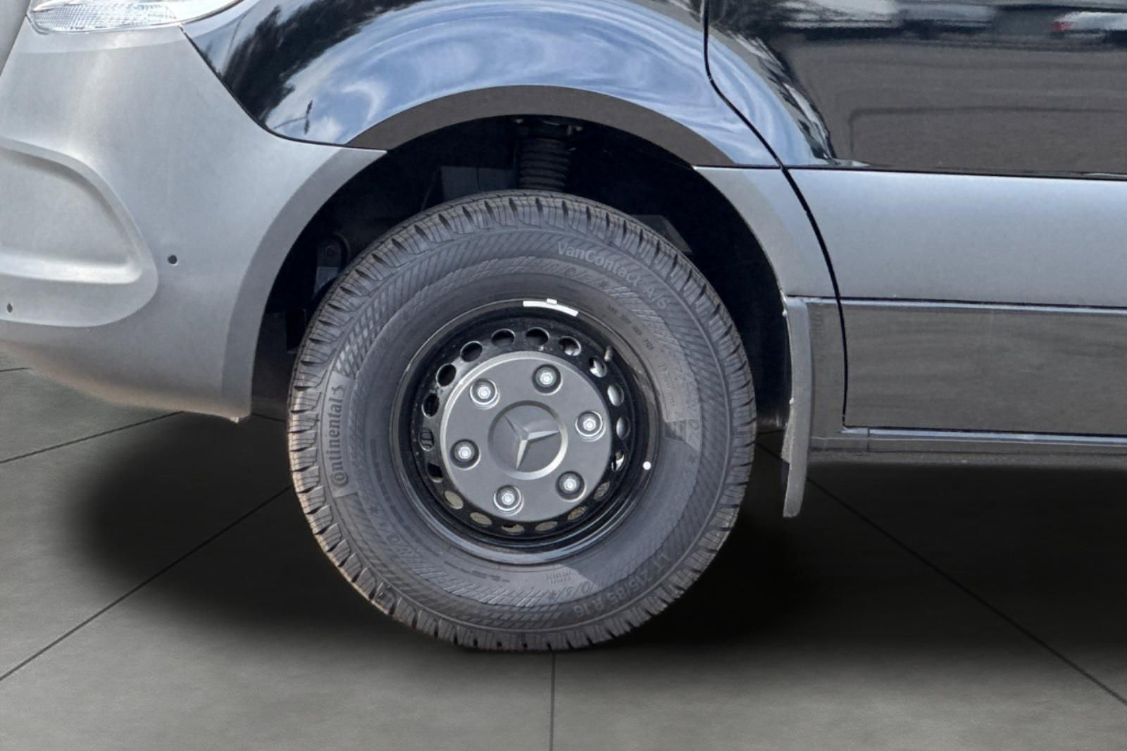 Vehicle image 10 of 33