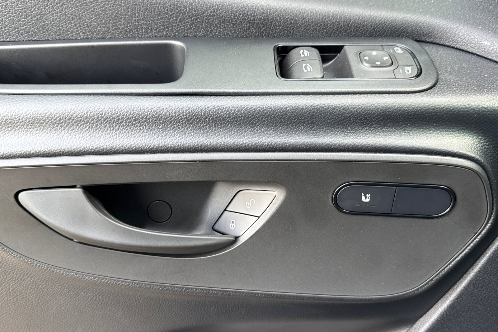 Vehicle image 21 of 33