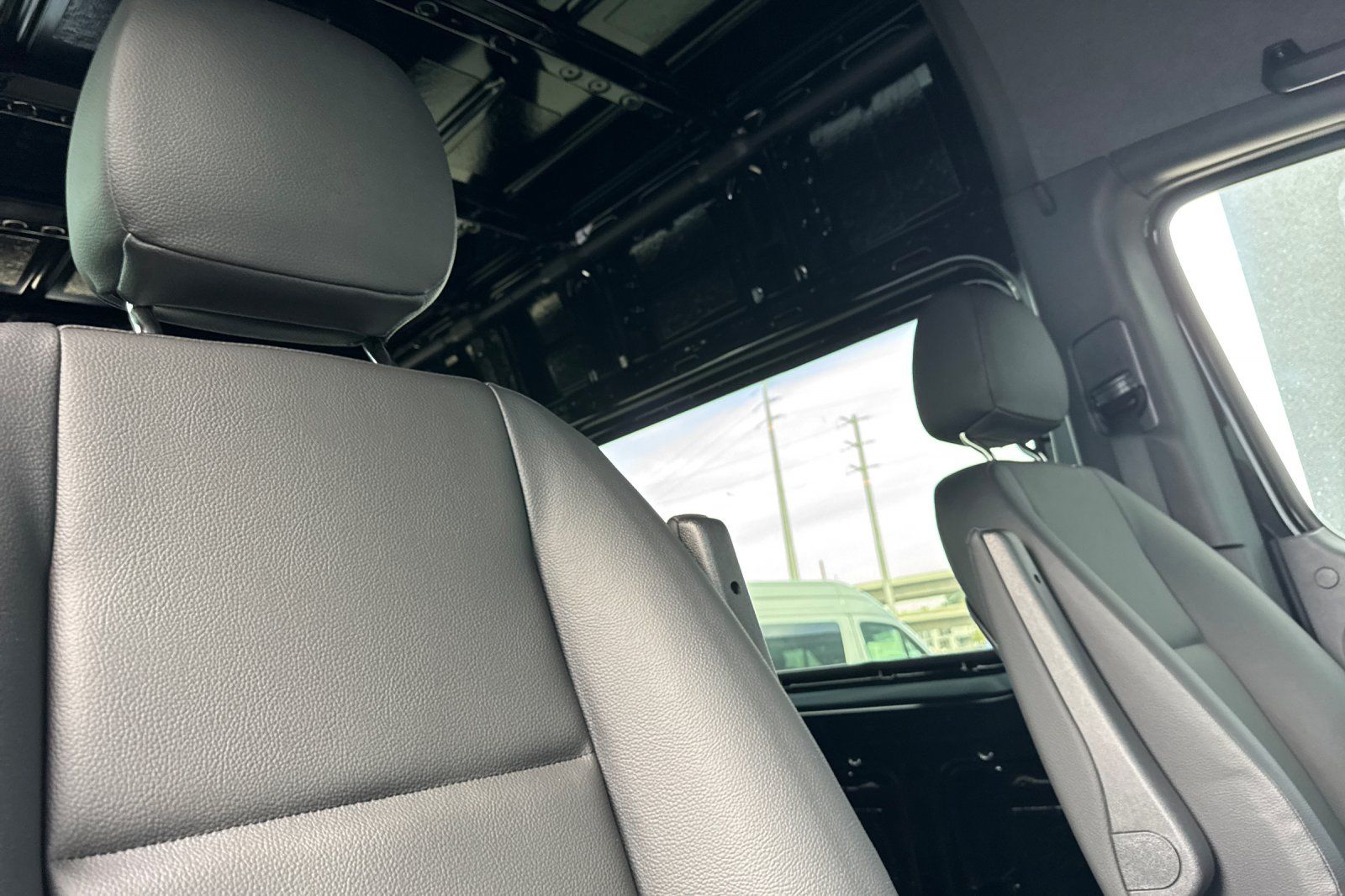 Vehicle image 27 of 33