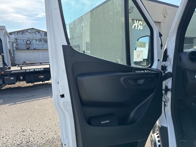 Vehicle image 11 of 16