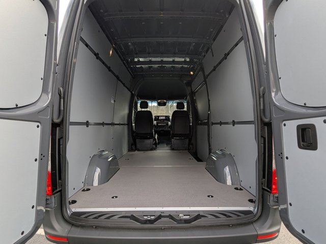 Vehicle image 33 of 42