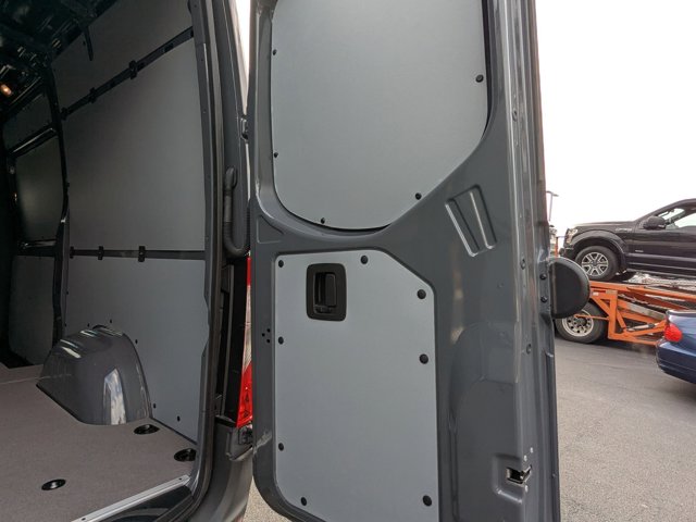 Vehicle image 32 of 42