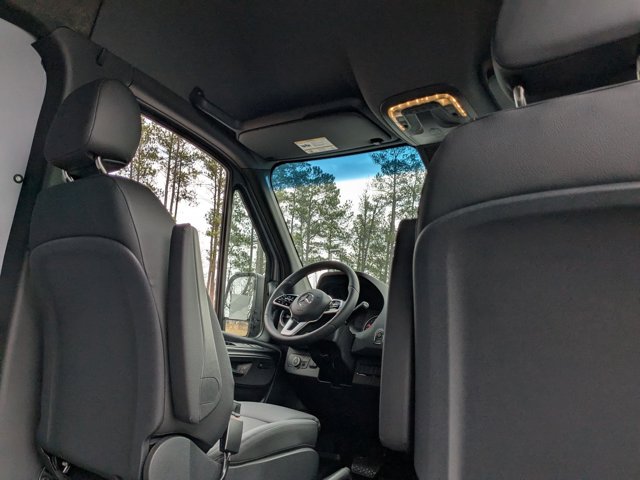 Vehicle image 33 of 38
