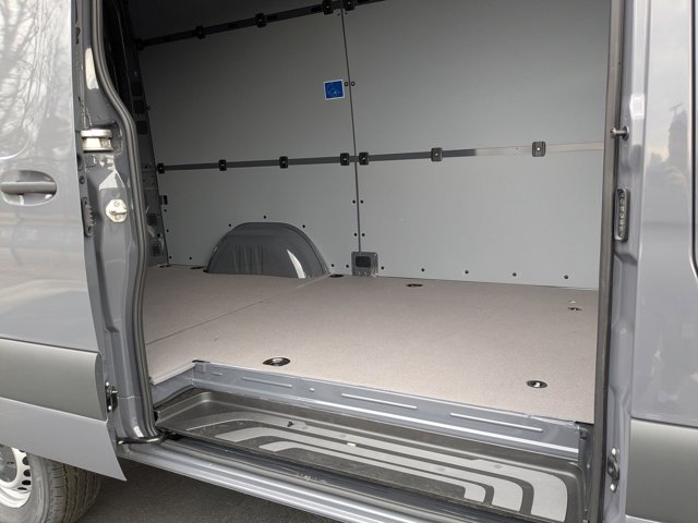 Vehicle image 31 of 38