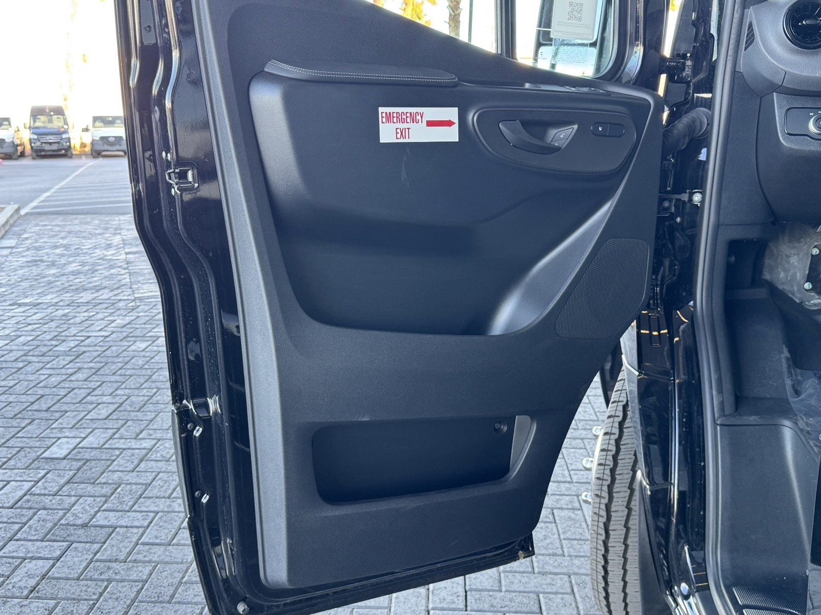 Vehicle image 33 of 34