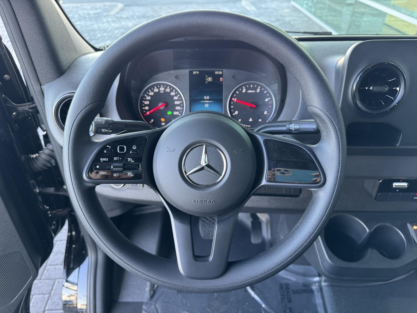 Vehicle image 28 of 34