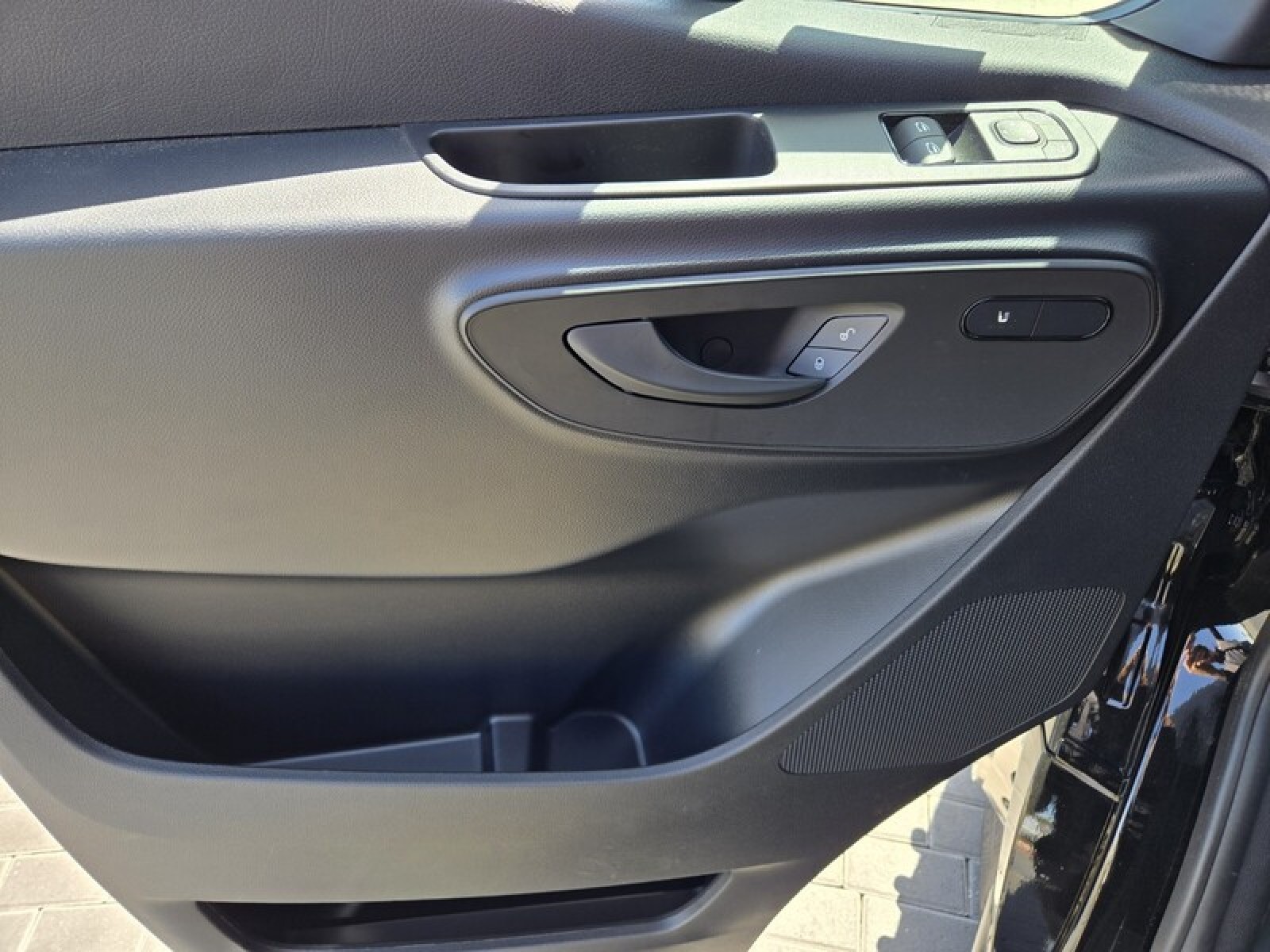 Vehicle image 27 of 37