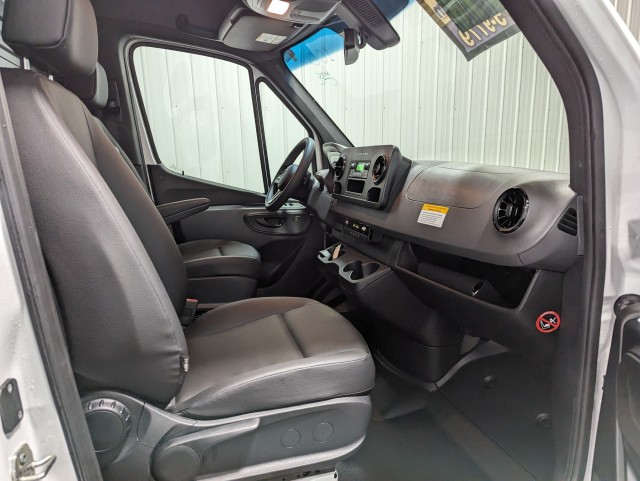 Vehicle image 21 of 23