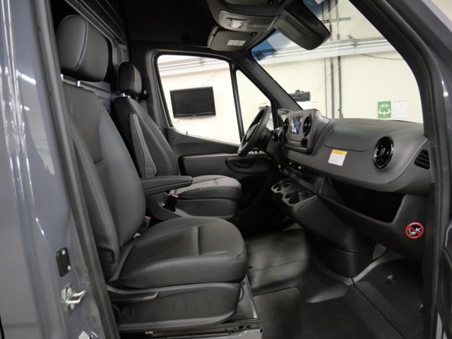 Vehicle image 7 of 16