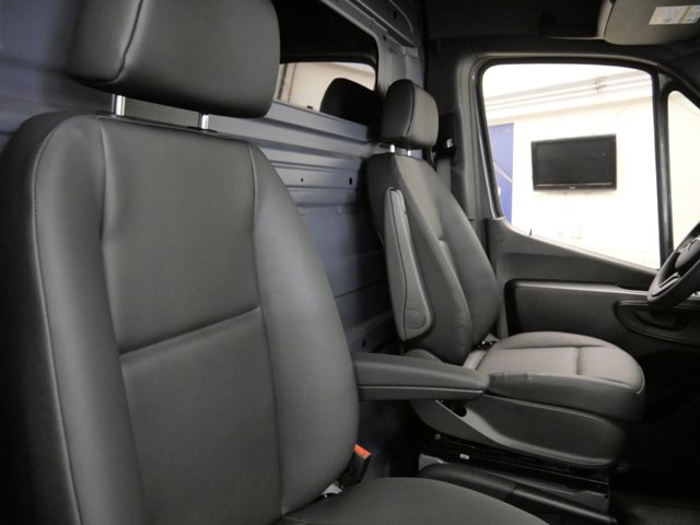 Vehicle image 8 of 16