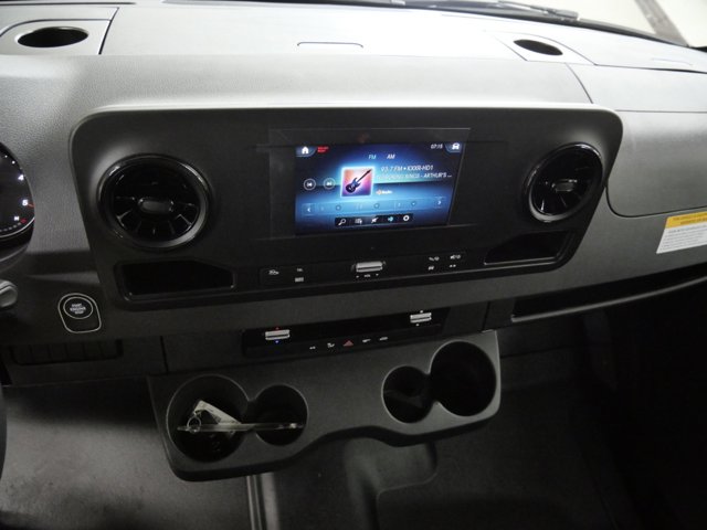Vehicle image 13 of 16